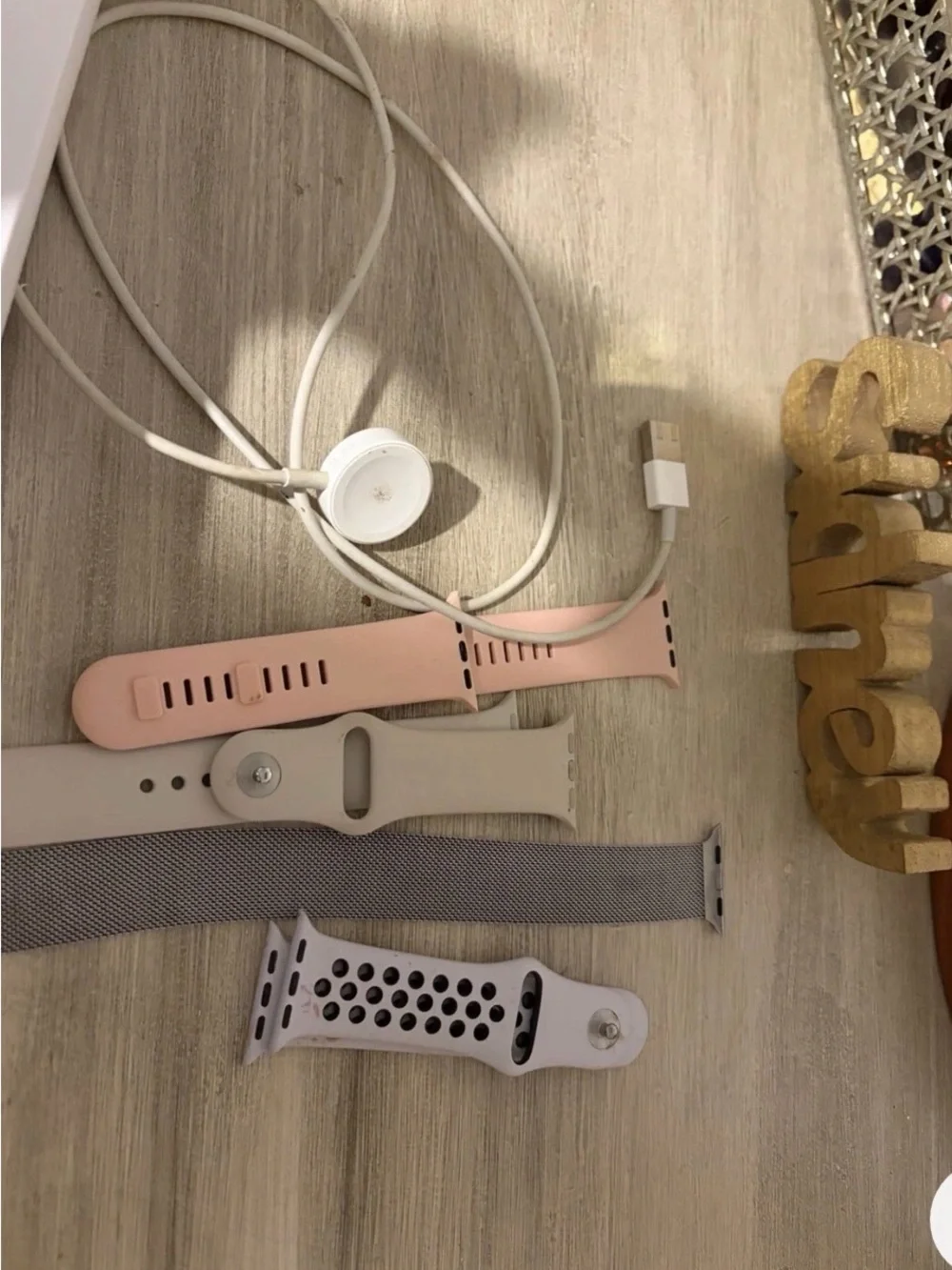 Apple Watch SE comes with Bands with Charger